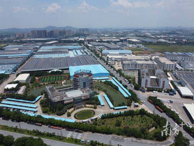 {“title” “兴发铝业 广东投资热土上的铝型材领军者”，“content” “\n在广东这片改革开放的热土上，民营企业扎根生长，书写了无数创业创富的精彩故事。兴发铝业正是其中的典型代表。从一家地方铝型材加工厂起步，历经数十年发展，兴发铝业已成为国内铝型材行业的龙头企业之一，并以广东为重要基地持续加大投资，彰显了对广东营商环境的坚定信心。